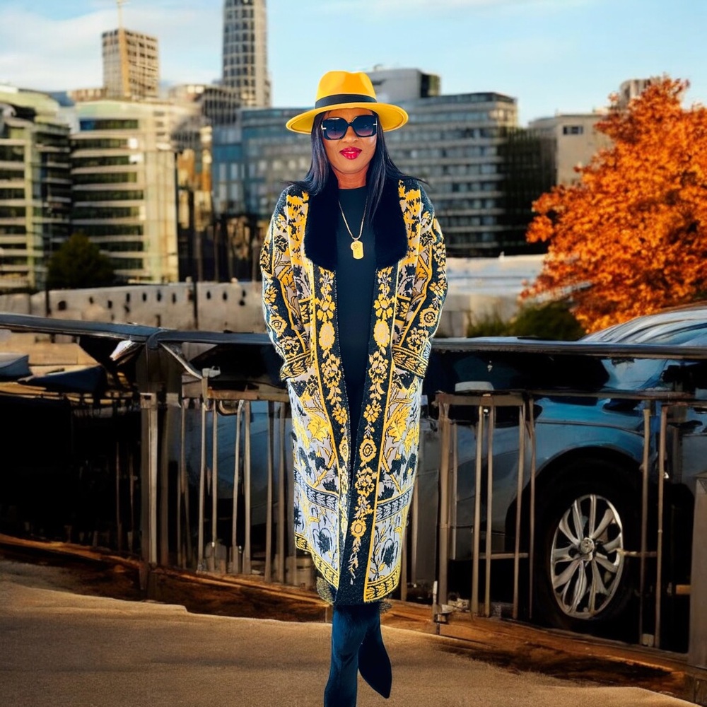 Fur Neck Duster Cardigan. Yellow and Black. Absolute beauty. Must have. Sz M&L💣